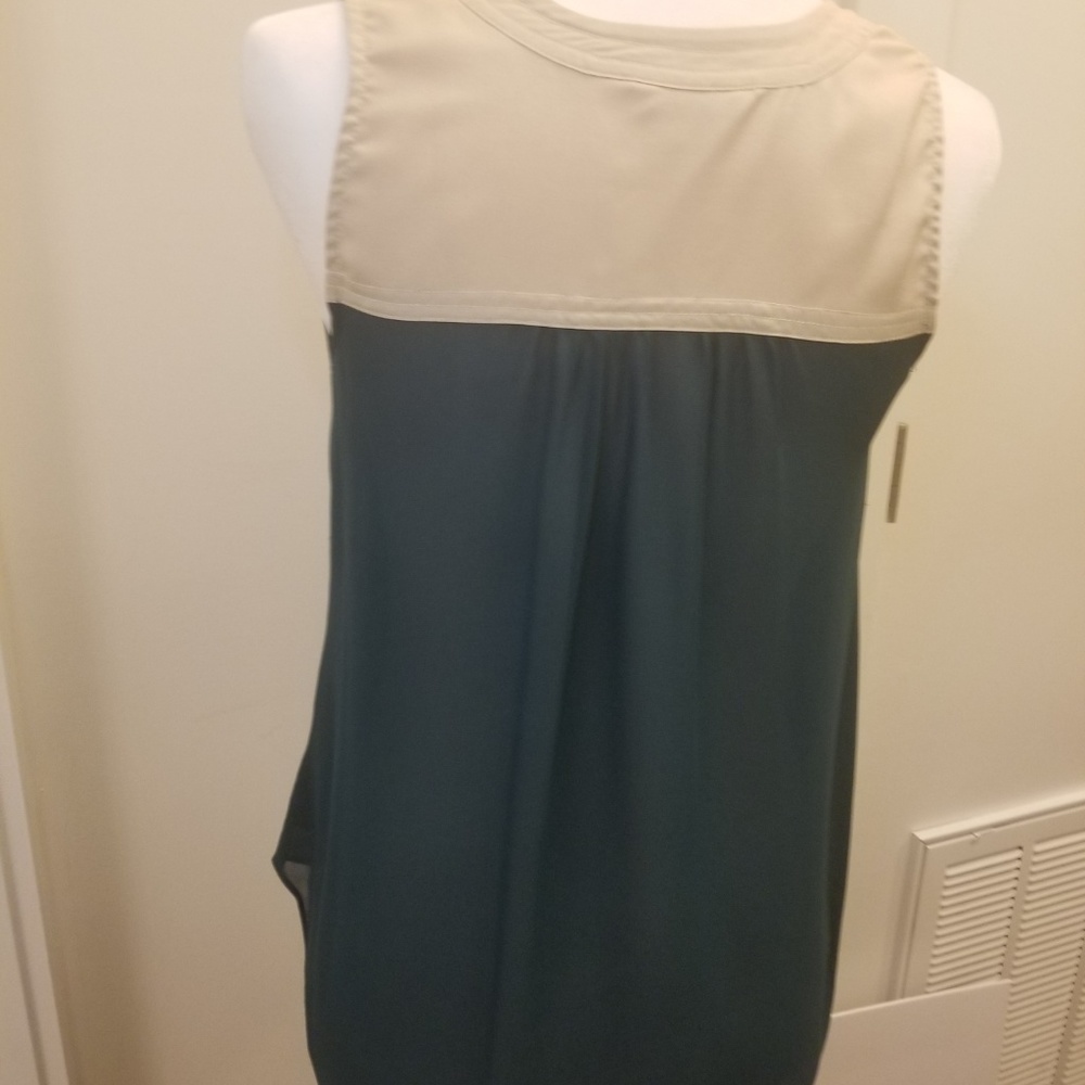 Sleevless Top - Picture 3 of 7
